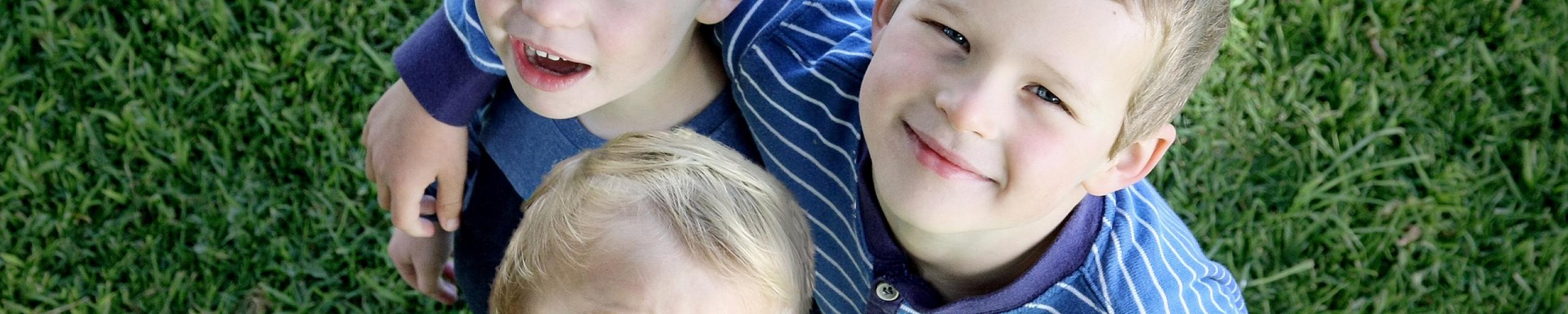 afbeelding kinderen in gras